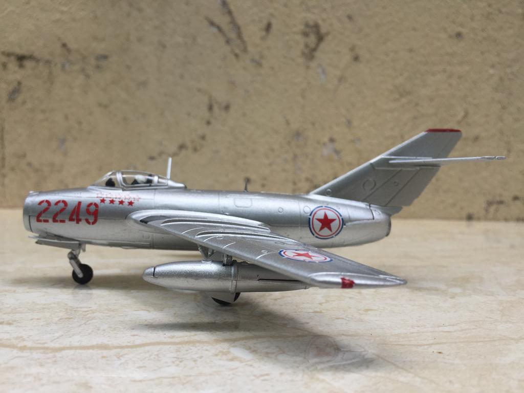 [HCM]Mô hình máy bay Tiêm kích MIG 15 - 1:72