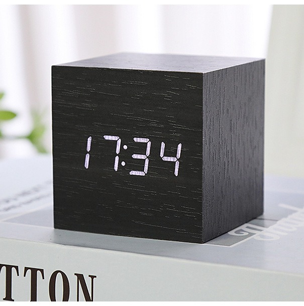 Đồng hồ giả gỗ TOPPIT hình vuông tiện dụng đa chức năng.