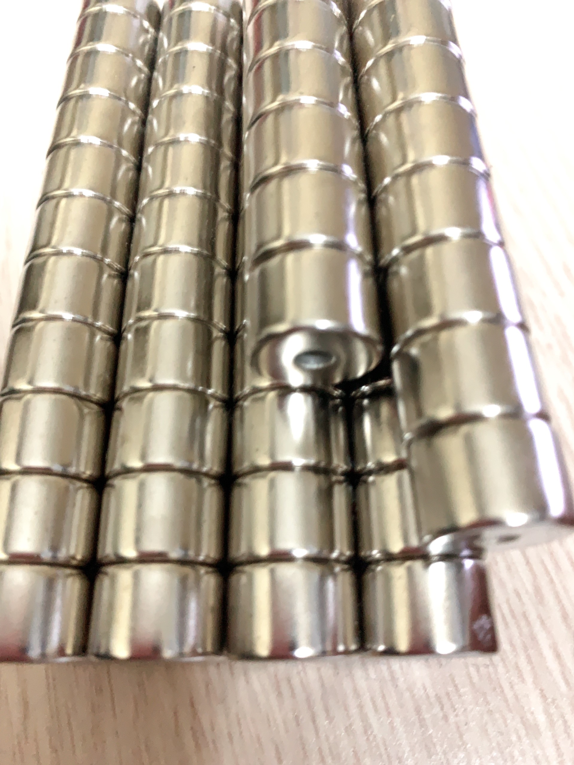 Nam châm viên trắng 15x10 lỗ thẳng 4mm