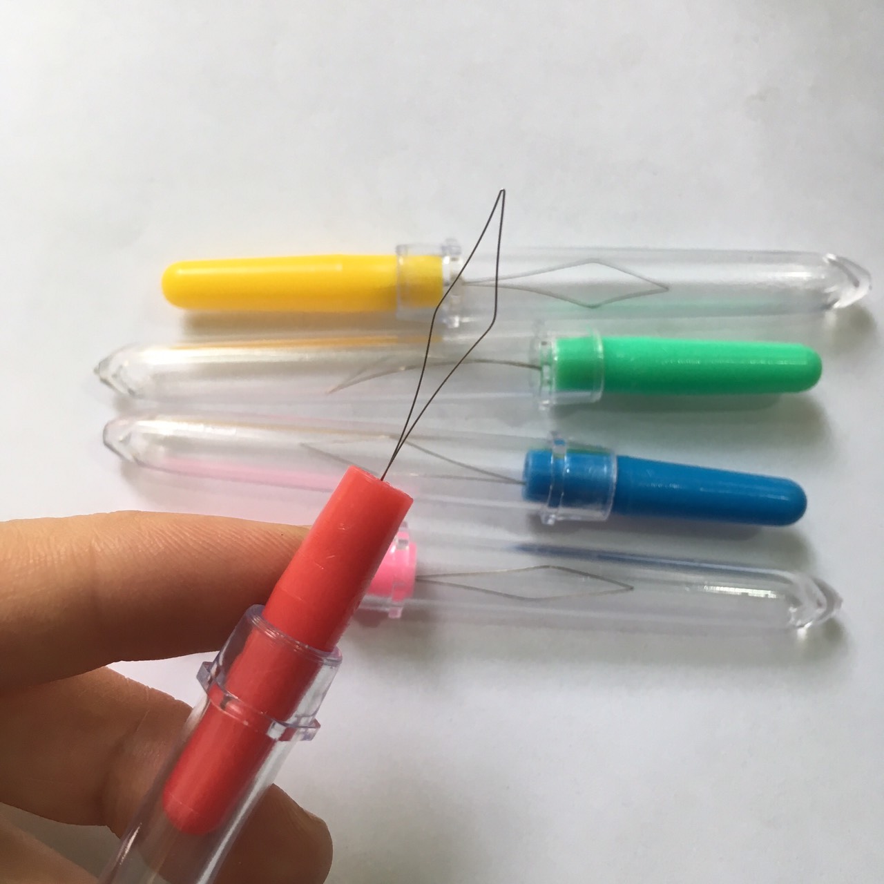 Dụng cụ xỏ chỉ, gỡ chỉ rạch khuyết hoặc tháo chỉ