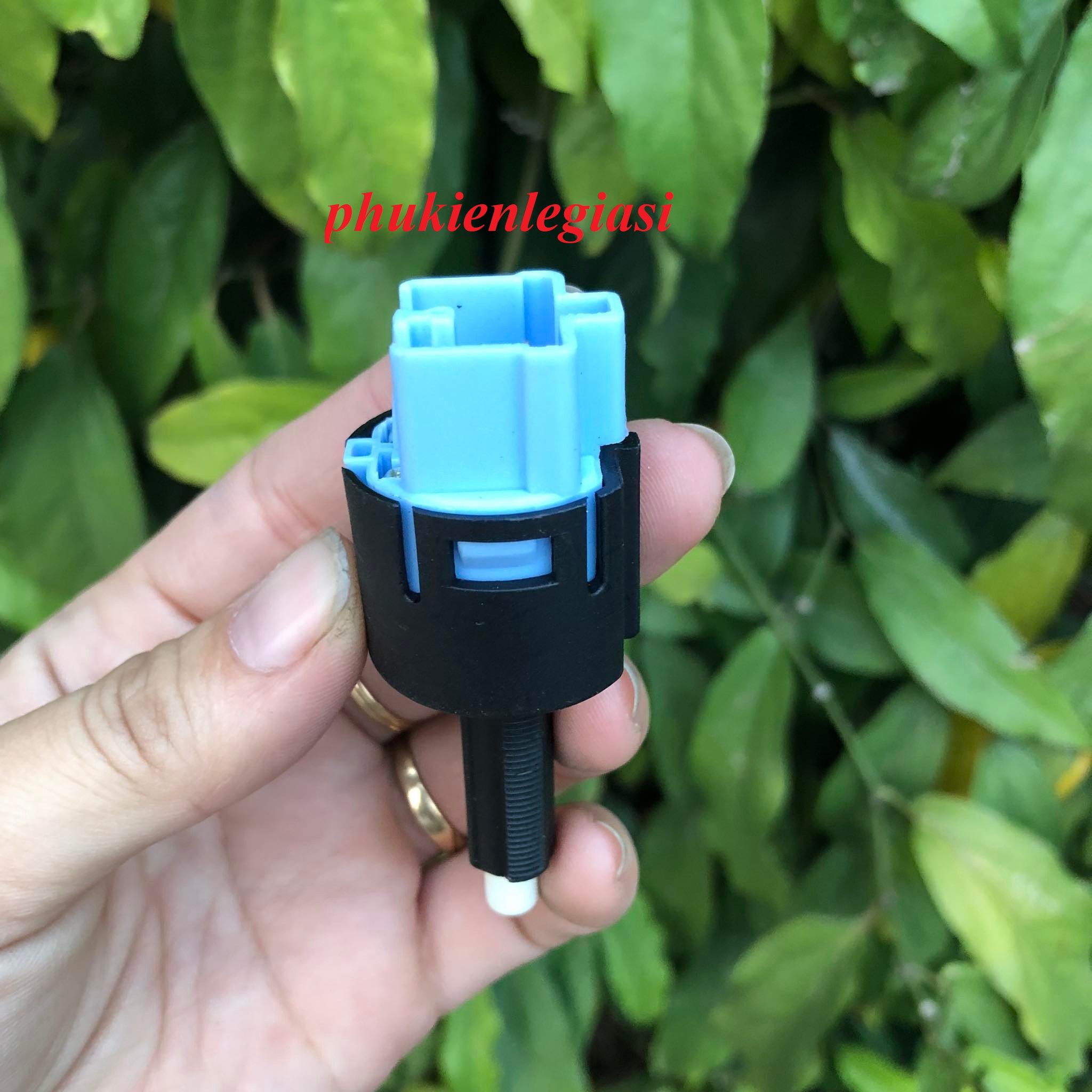 Công Tắc Đèn Chân Phanh Mitsubishi 4 Cổng 8614A183