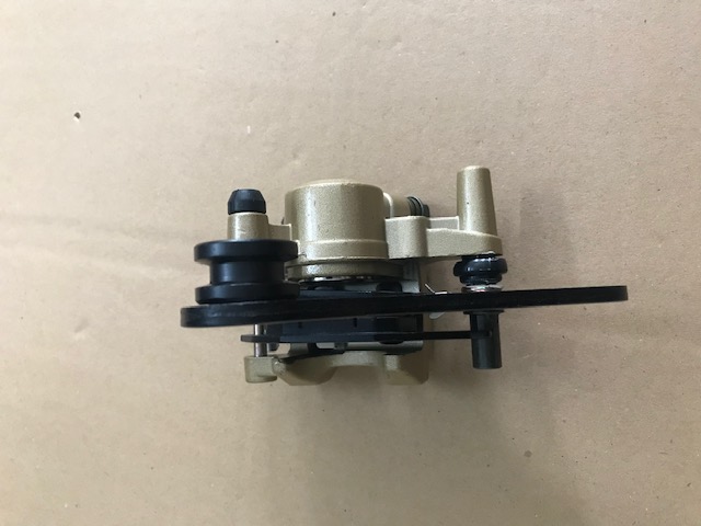 Heo dầu dưới exciter 135 sau