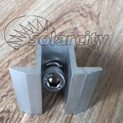 Bát kẹp giữa tấm pin mặt trời
