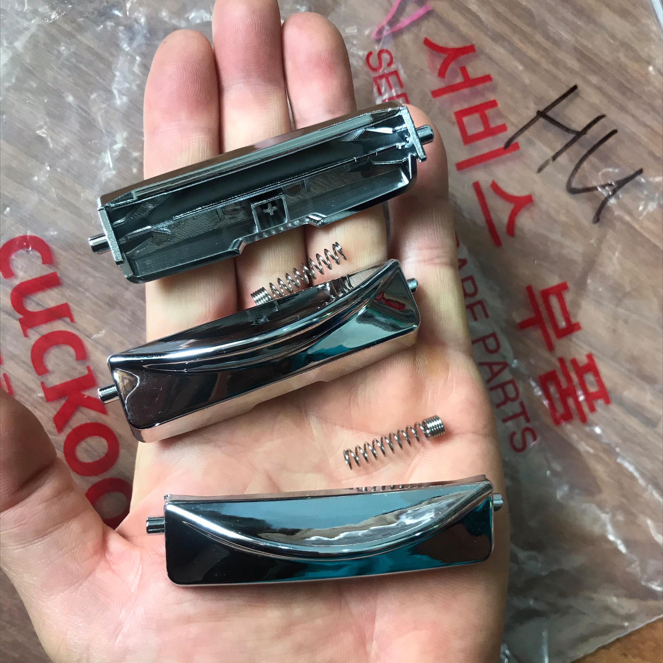 Khóa lẫy nồi cơm điện Cuckoo CRP-G1030 , G1020 , G1060 kèm 1 lò xo