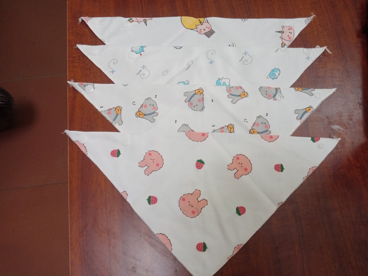 Khăn yếm tam giác cotton có cúc bấm