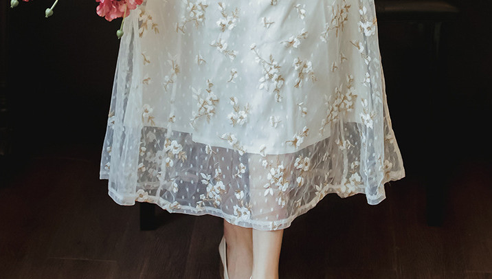 Đầm maxi trắng thêu hoa 2 lớp