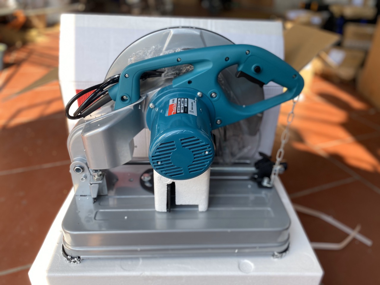 Máy cắt sắt bàn makita 2414NB.