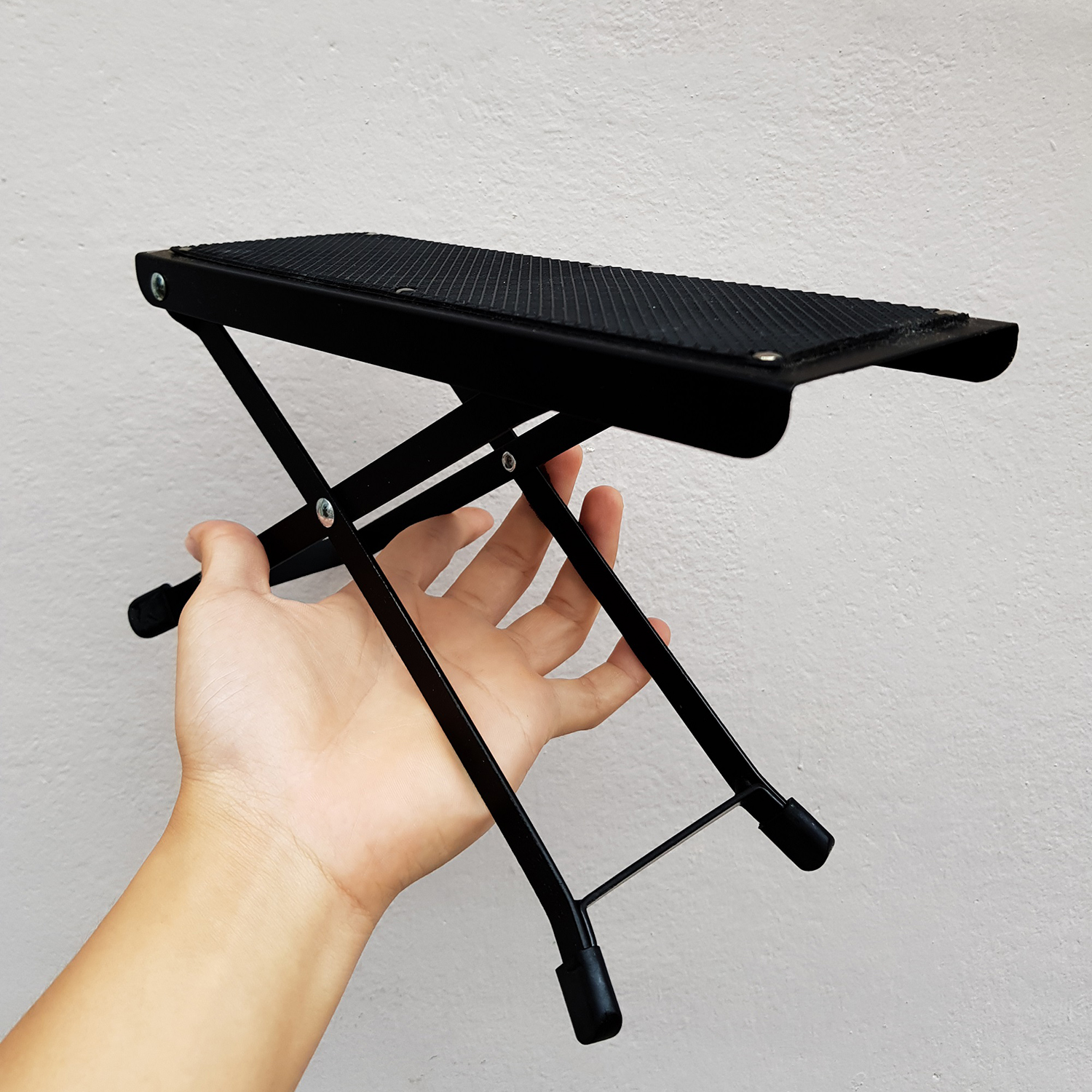 Gác chân khi chơi đàn Guitar