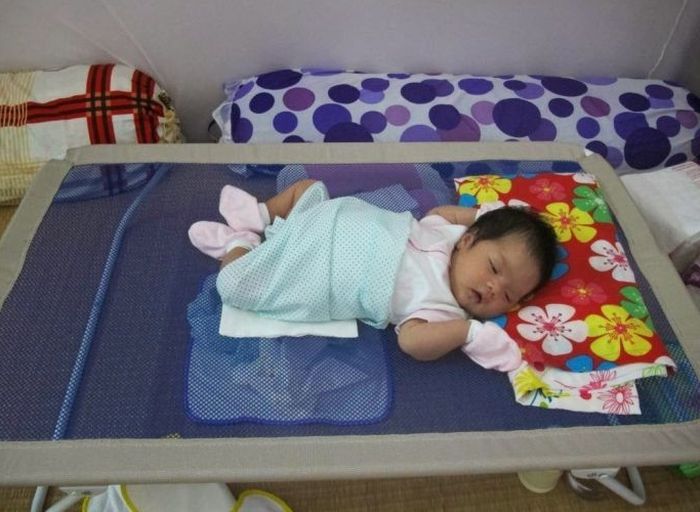 Giường lưới cho trẻ ngủ trưa