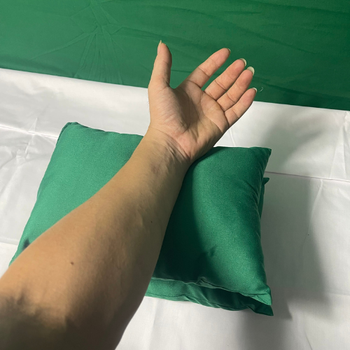 gối kê tay khám bệnh lấy máu bệnh nhân xét nghiệm