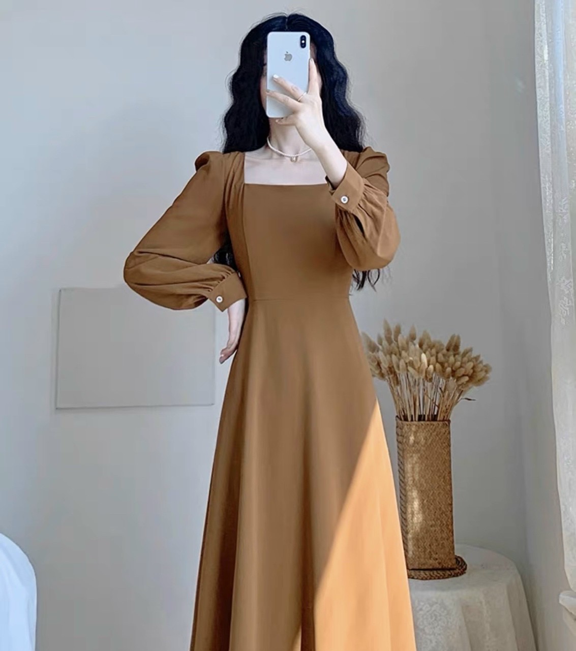 Đầm kem cổ vuông tay dài