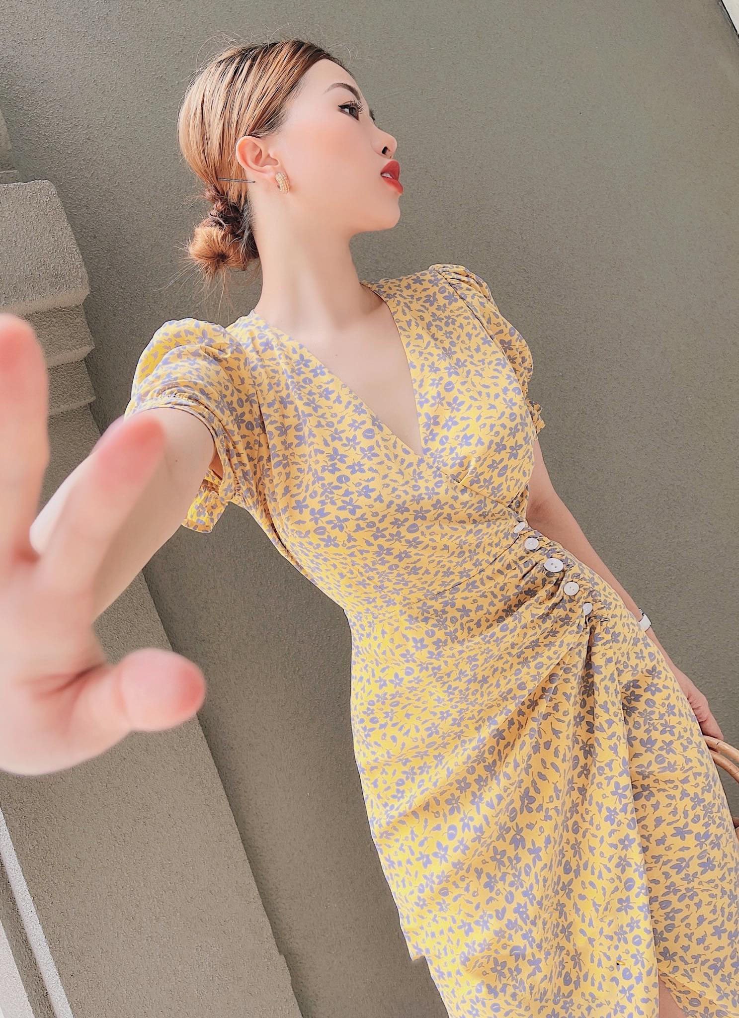 VÁY HOA VÀNG CỔ V LI XẾP CÚC TRC