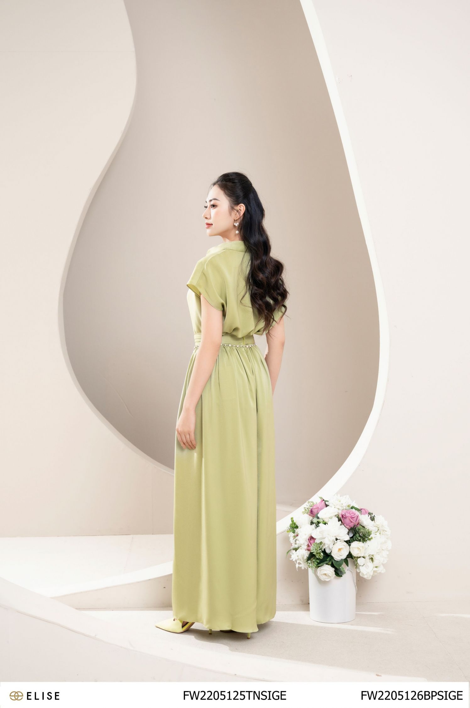 Áo sơ mi lụa xanh cốm cổ đổ thiết kế Elise FW2205125TNSIGE