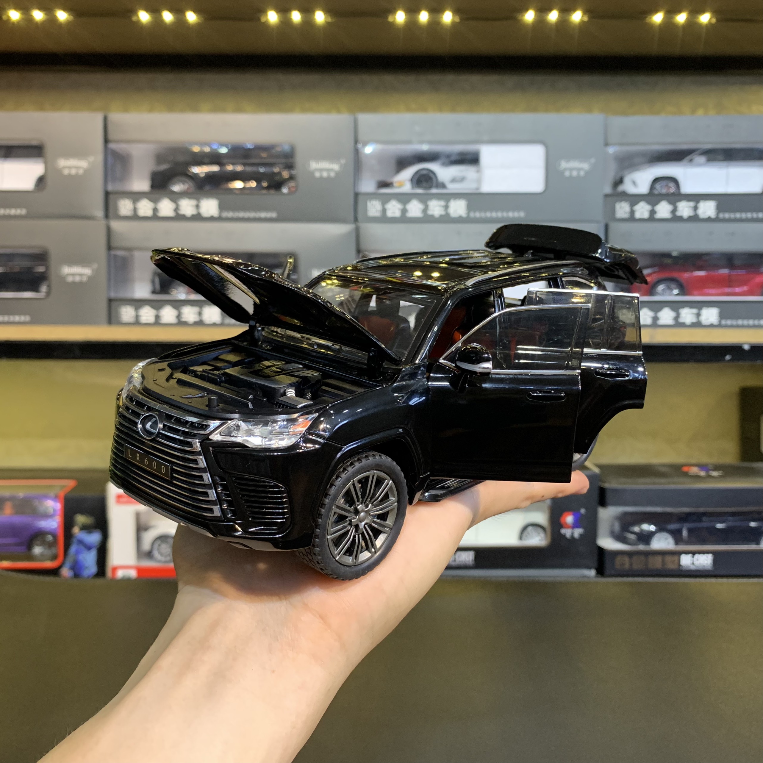 Mô hình xe Lexus LX600 tỉ lệ 1:24 CHIMEI
