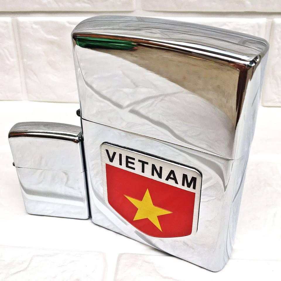 BẬT LỬA ZIPPO KHỔNG LỒ BẠC BÓNG HÌNH CỜ VIỆT NAM (SIZE: 8CM X 11,5CM) - (XÀI XĂNG)