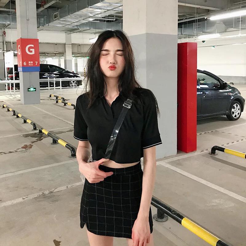 ÁO CROPTOP ĐEN TRƠN PHỐI CÚC CÁ TÍNH