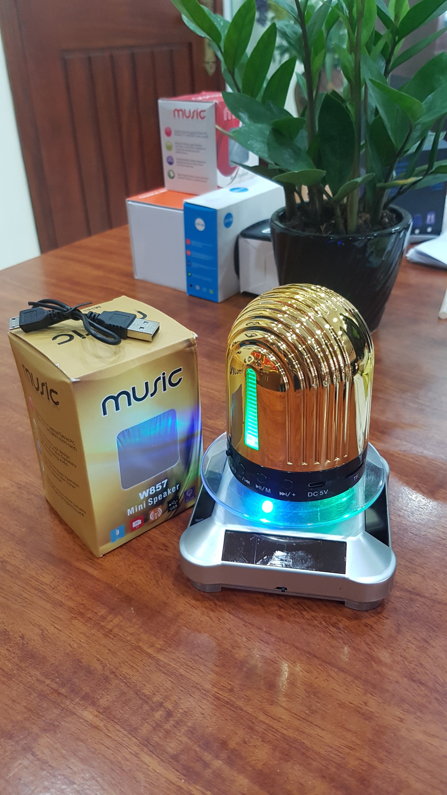 Loa bluetooth mini W857 - LED đổi màu theo nhạc