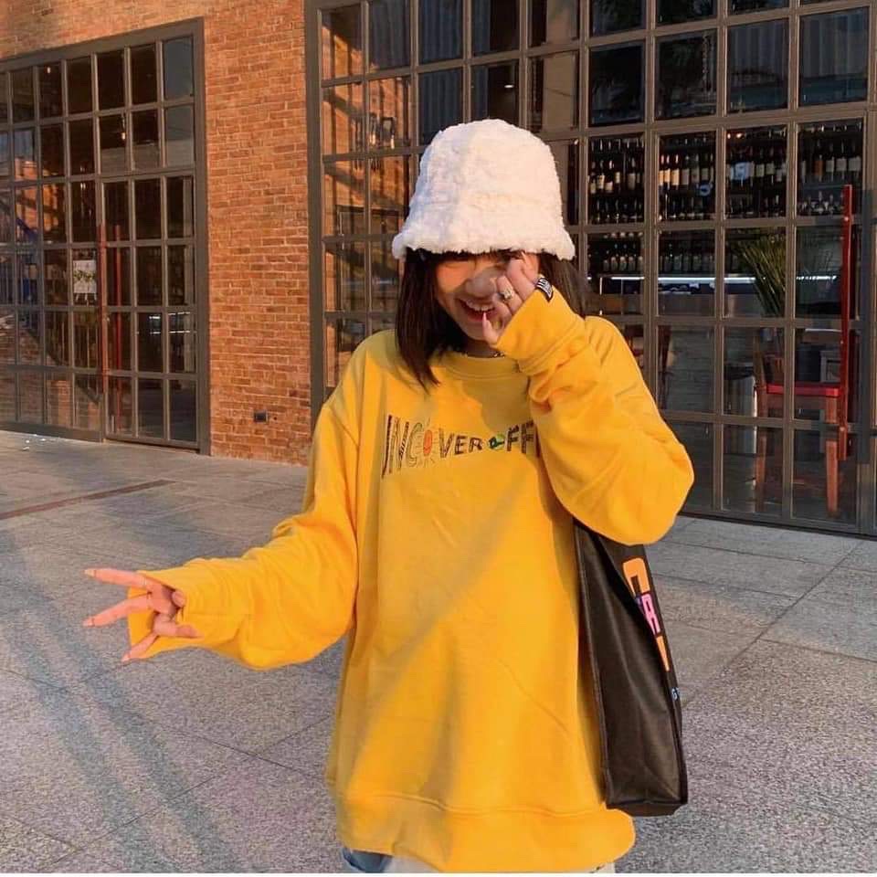 Áo thun sweater màu vàng trơn họa tiết chữ tp