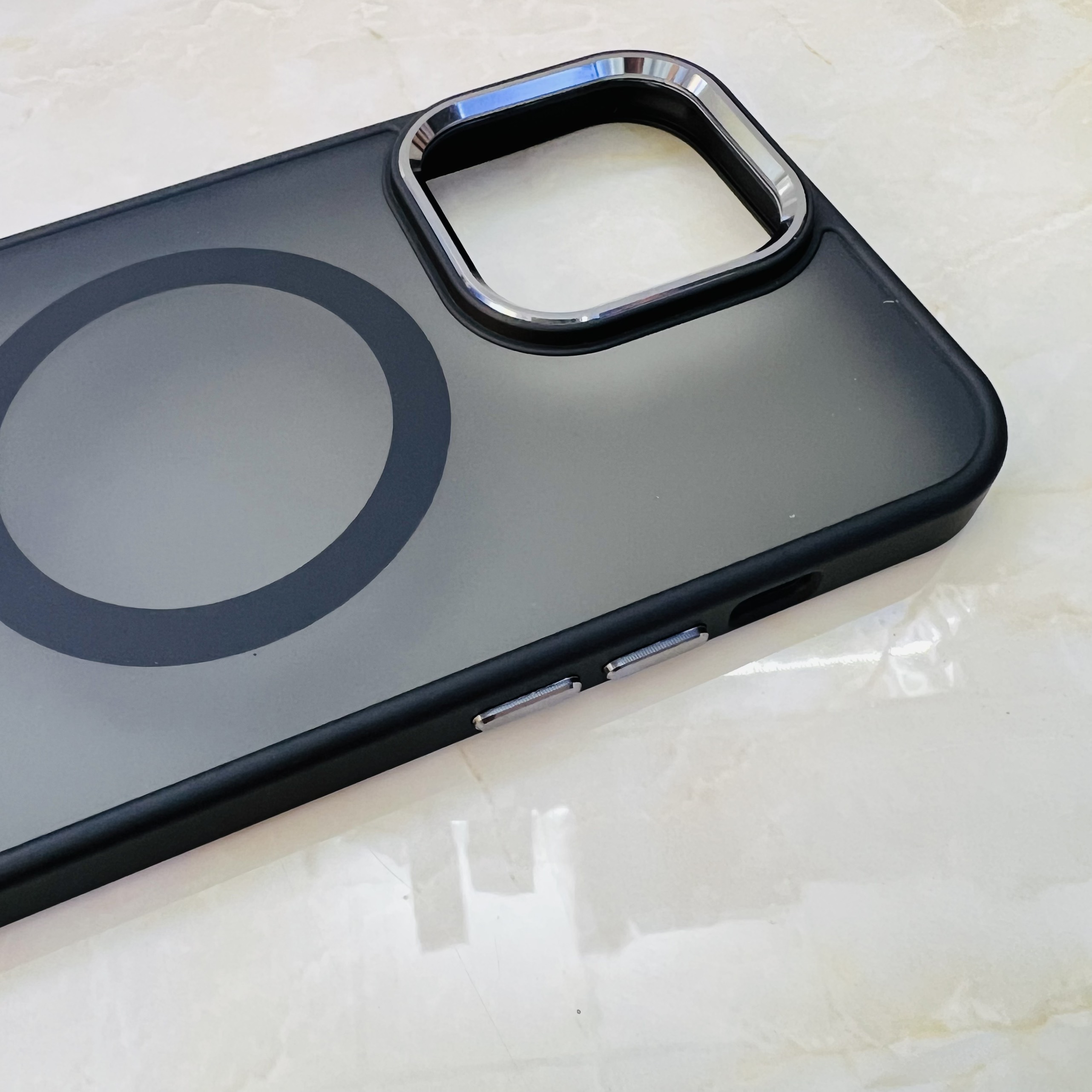 Ốp lưng iPhone 14 Pro Max Filada magsafe viền màu