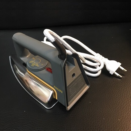 Bàn ủi Philips model HD1172