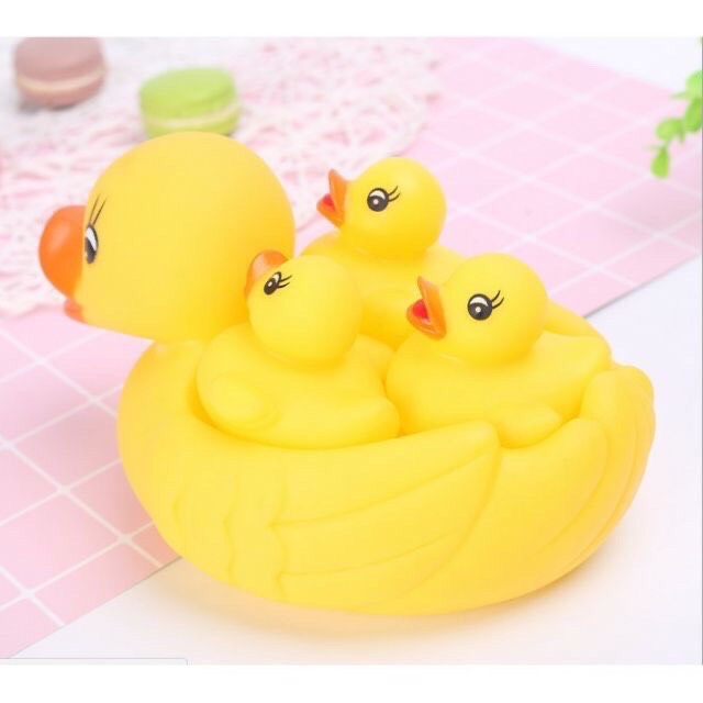 Đồ chơi nhà tắm có còi kêu chíp chíp, thú thả chậu tắm cho bé / đàn vịt mẹ 3 con cho bé