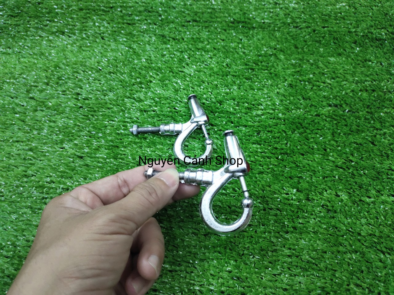 móc bấm treo đồ ốc 6li cho xe máy FERRI 1 cặp