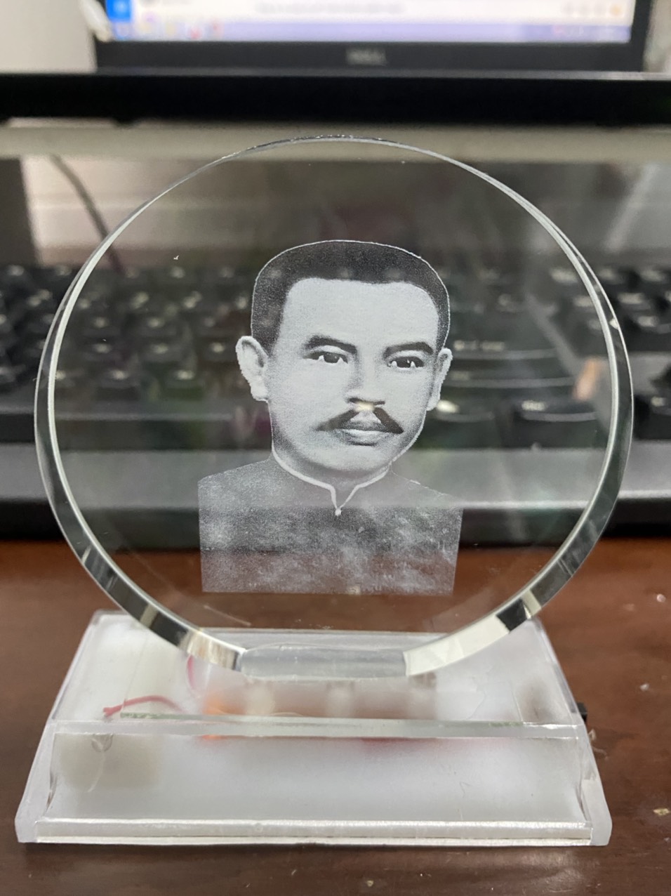 Tượng công giáo pha lê Cha Diệp có đèn