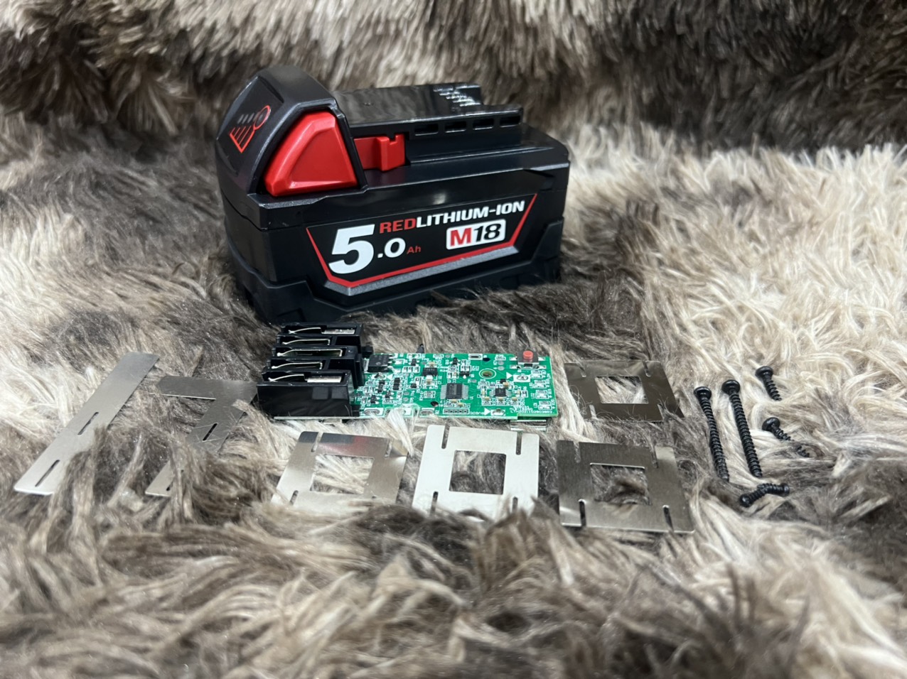 Vỏ Mạch Milwaukee M18 5S 18V Cân Bằng, Led Báo Pin Và Nhận Sạc Zin.