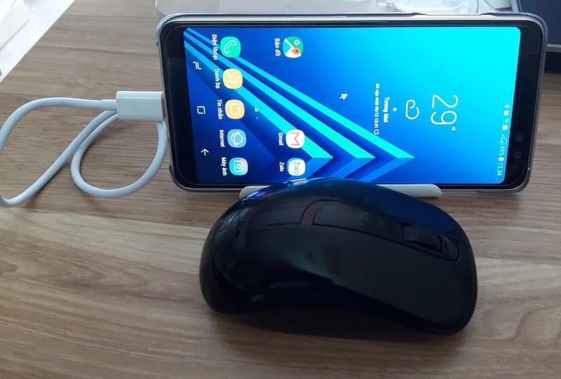 Hub USB Type-C ra 4 cổng USB kiêm giá đỡ cho Điện thoại mẫu mới 2025