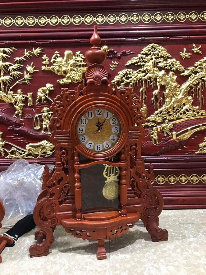 Đồng hồ trang trí để bàn gỗ hương