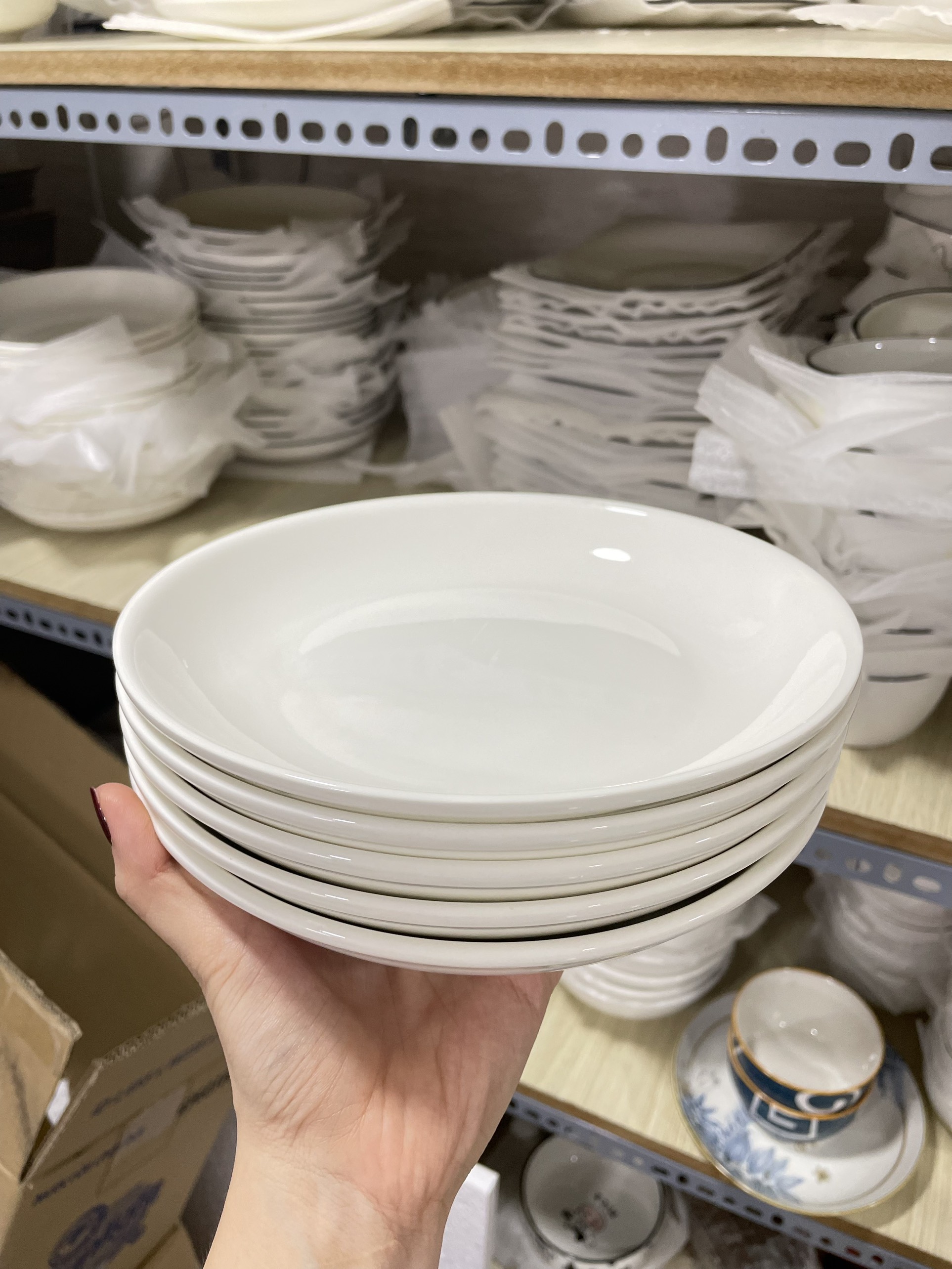 1 cái Dĩa sứ trắng sâu lòng kích thước 20 cm.