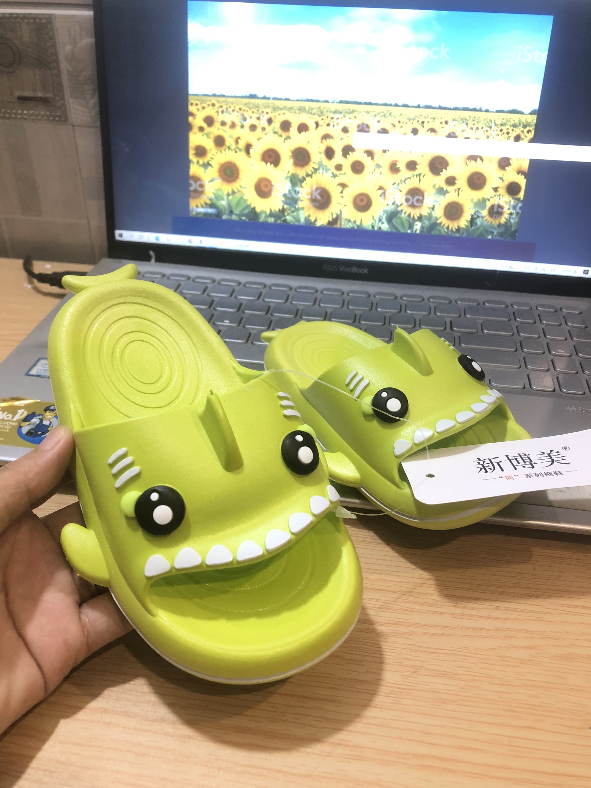 Dép cá mập cho bé siêu cute