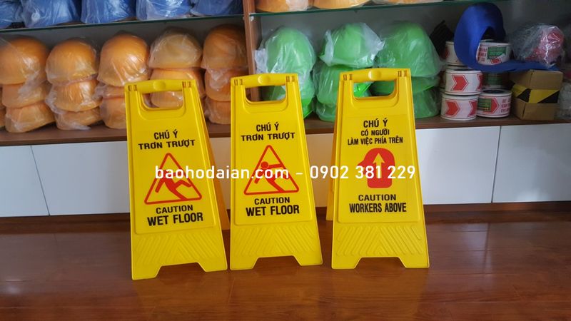 Biển cảnh báo chữ A - Trơn Trượt (hình thật)