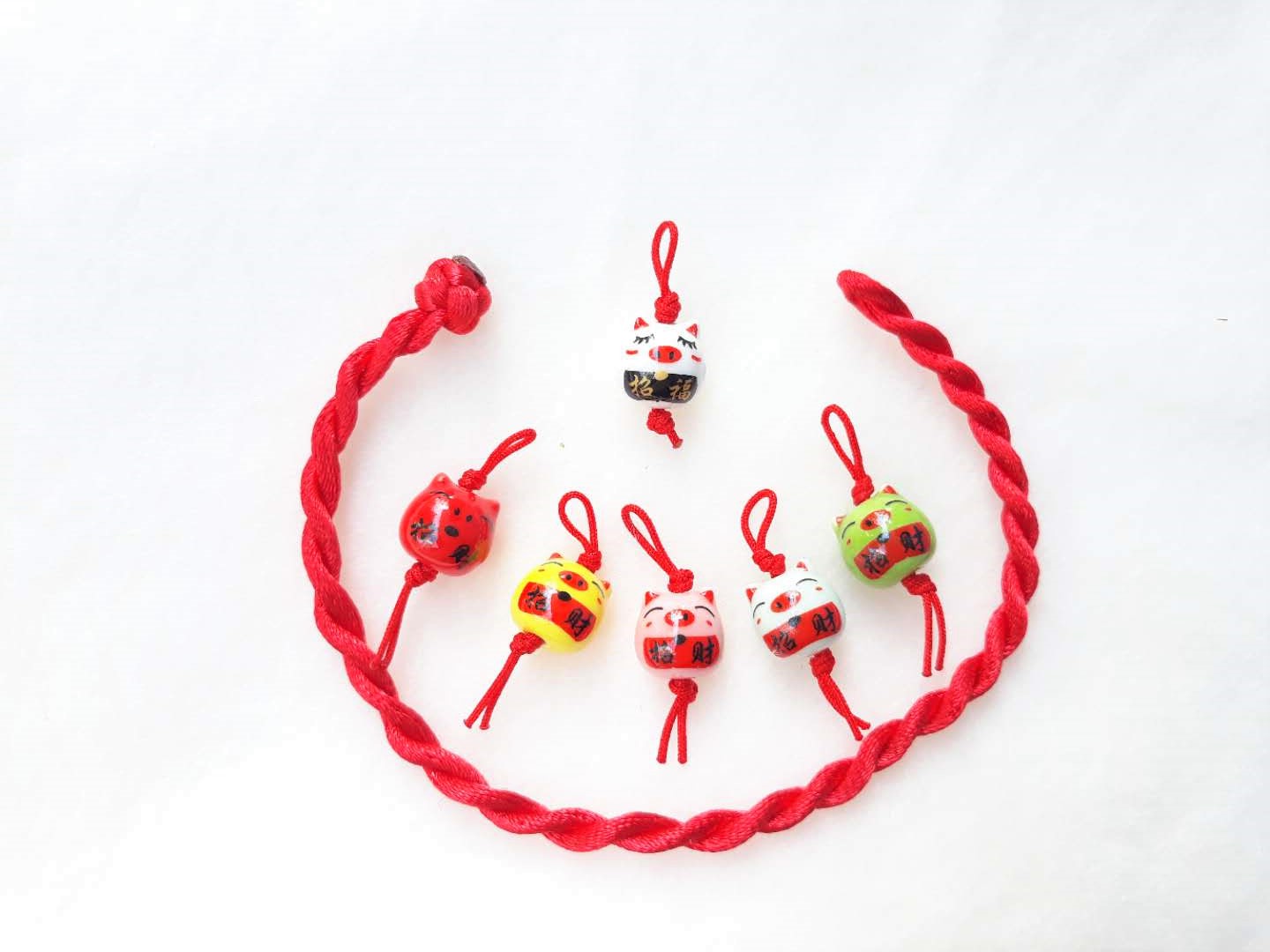 Dây đỏ đeo tay con heo may mắn