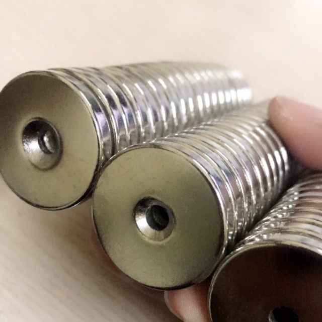 Nam châm viên 30x5 lỗ 6 ( hít bi sắt )