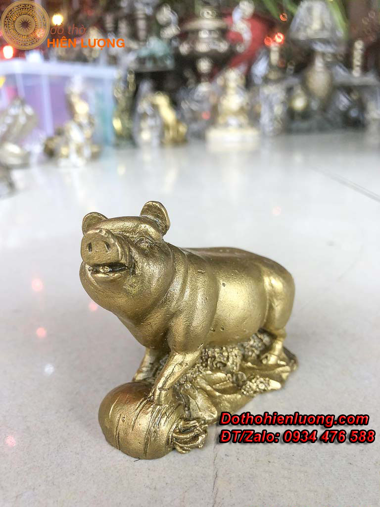 Lợn Ôm Củ Cải Bằng Đồng Phong Thủy