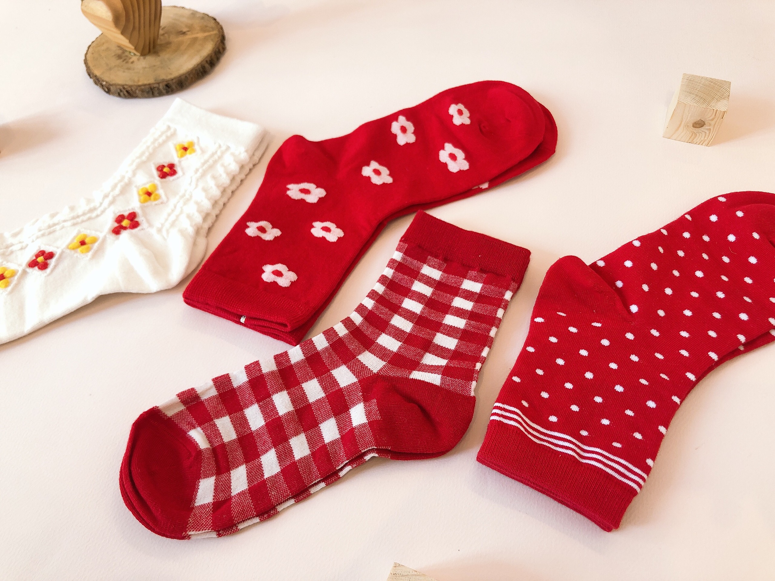 Combo 4 đôi vớ cổ cao màu đỏ trẻ trung