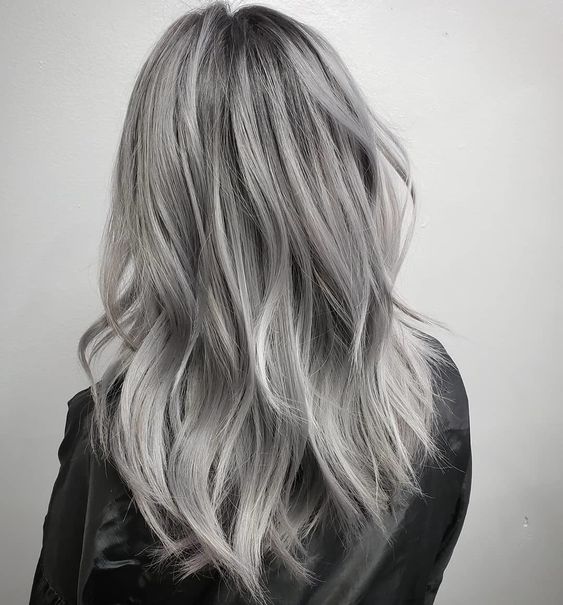 Với tông màu khói trắng làm nền, kiểu tóc của bạn sẽ cực kỳ độc đáo và thu hút sự chú ý của mọi người. Đừng bỏ lỡ cơ hội xem hình ảnh này để khám phá sức hút của sự kết hợp giữa màu và kiểu tóc.