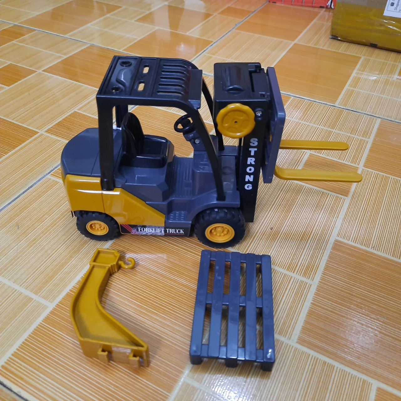 Xe nâng đồ chơi trẻ em bằng nhựa