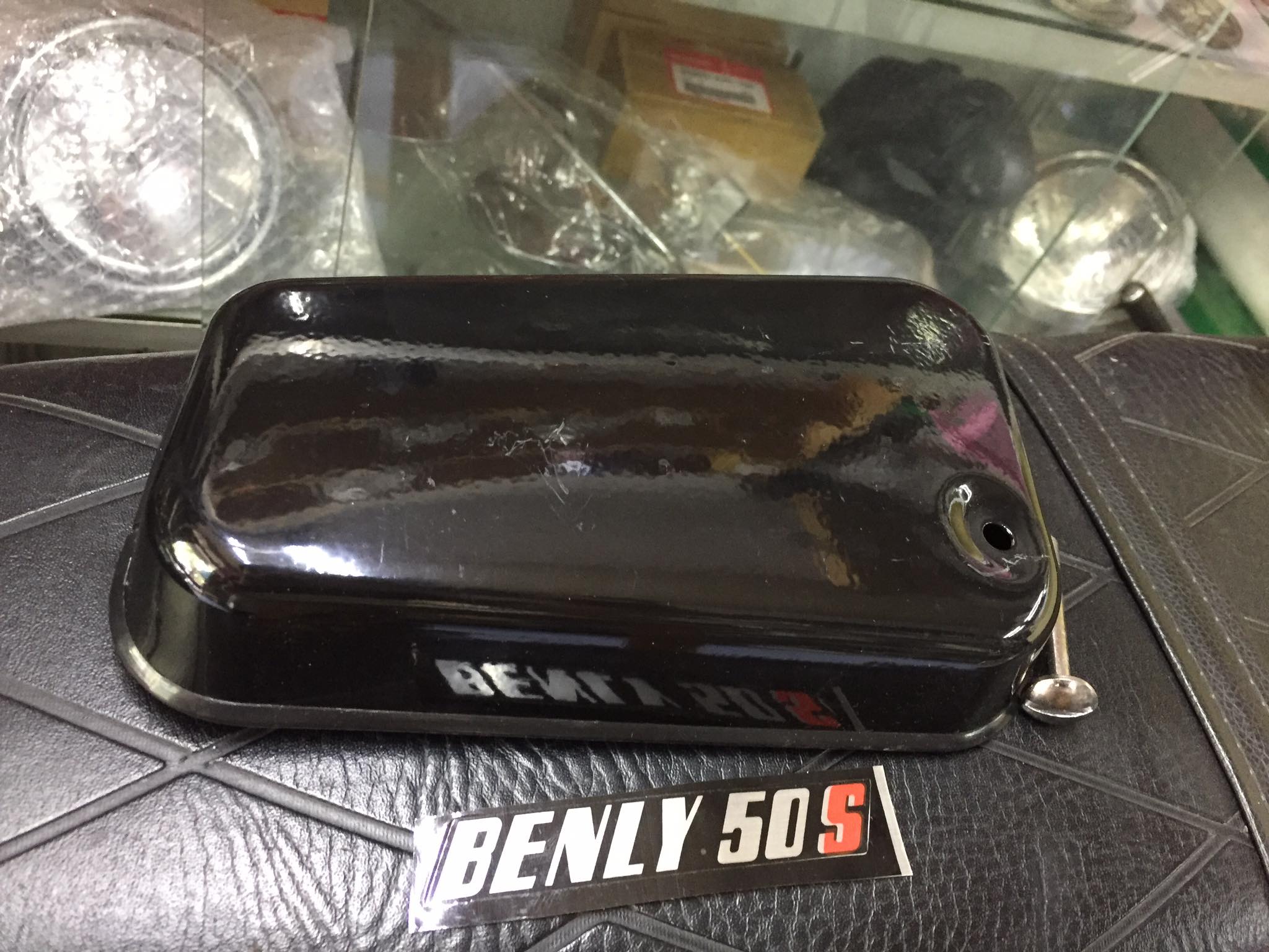 nắp cốp (nắp học bình) honda CL-Cds- sơn đen -tem +óc đầy đủ