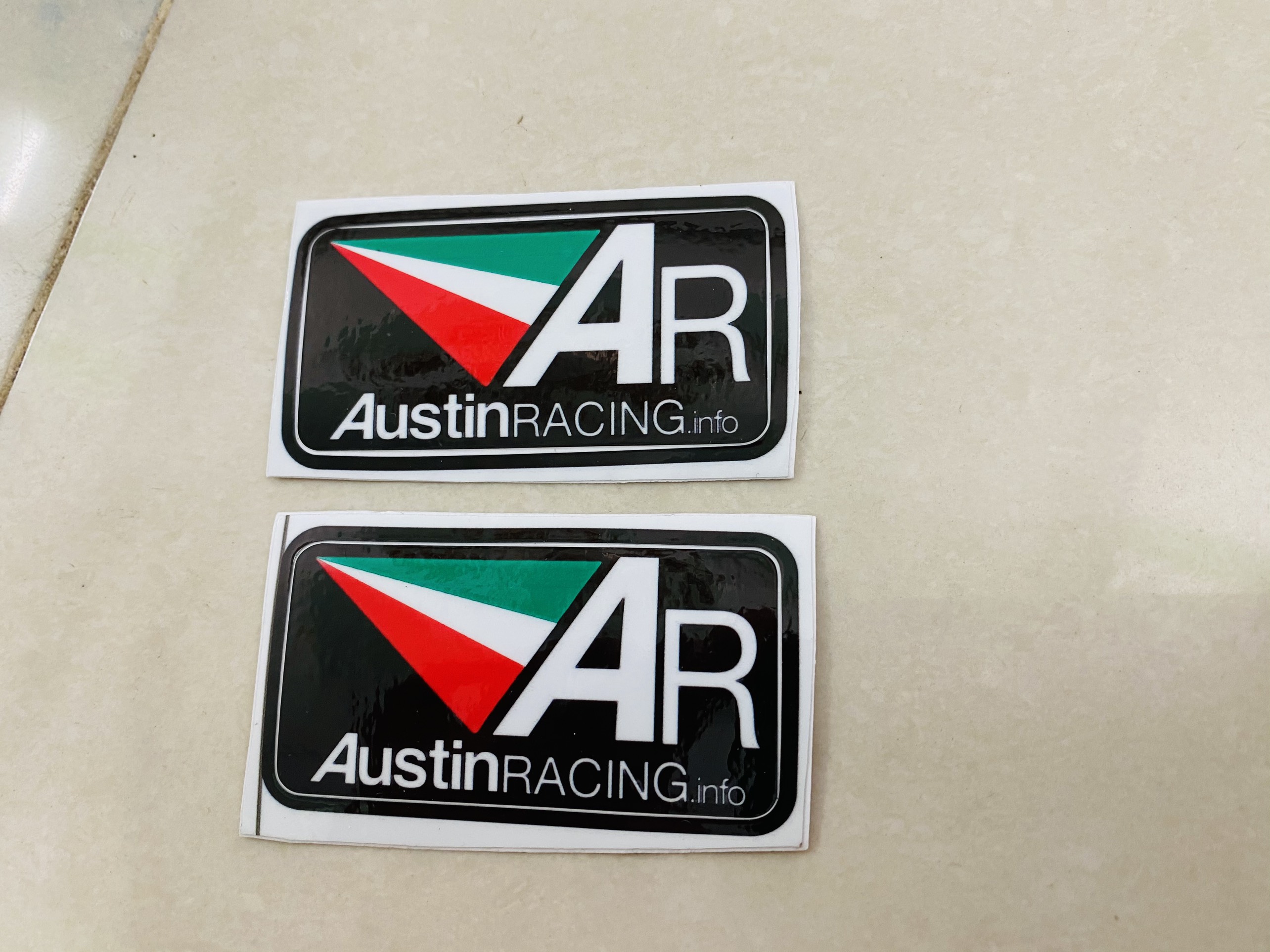 2 Tem logo AR