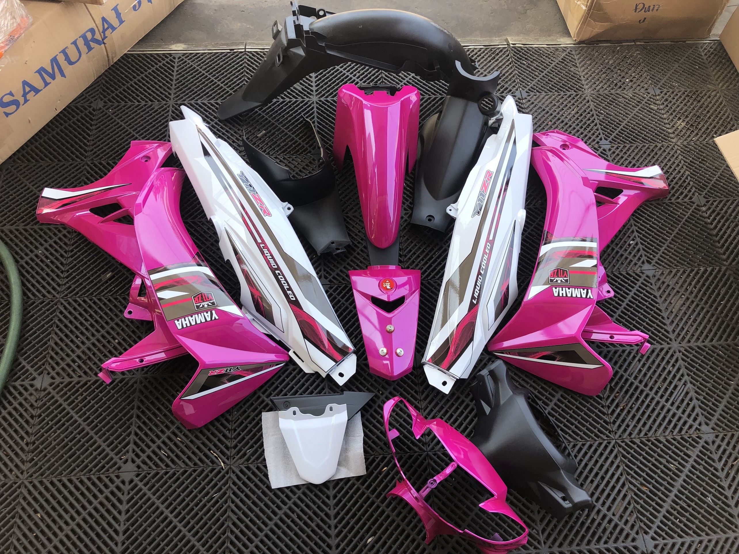 Dàn áo Sirius màu tím violet, dán sẵn tem, hàng 1/2, ốp trước si Hello/dè trước Zin