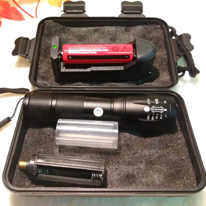 Đèn pin siêu sáng xml-T6  có zoom có chớp full box có video hướng dẩn (1 bộ gồm pin sac  đế sac hôp nhựa đựng)