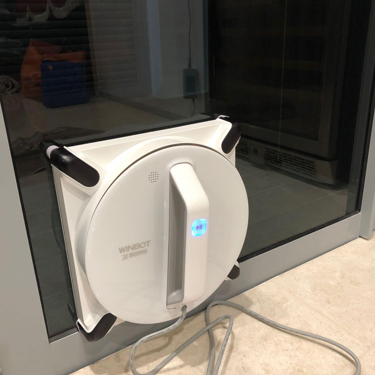 Robot hút bụi, lau kính winbot w950 hàng trưng bày shop revolstore