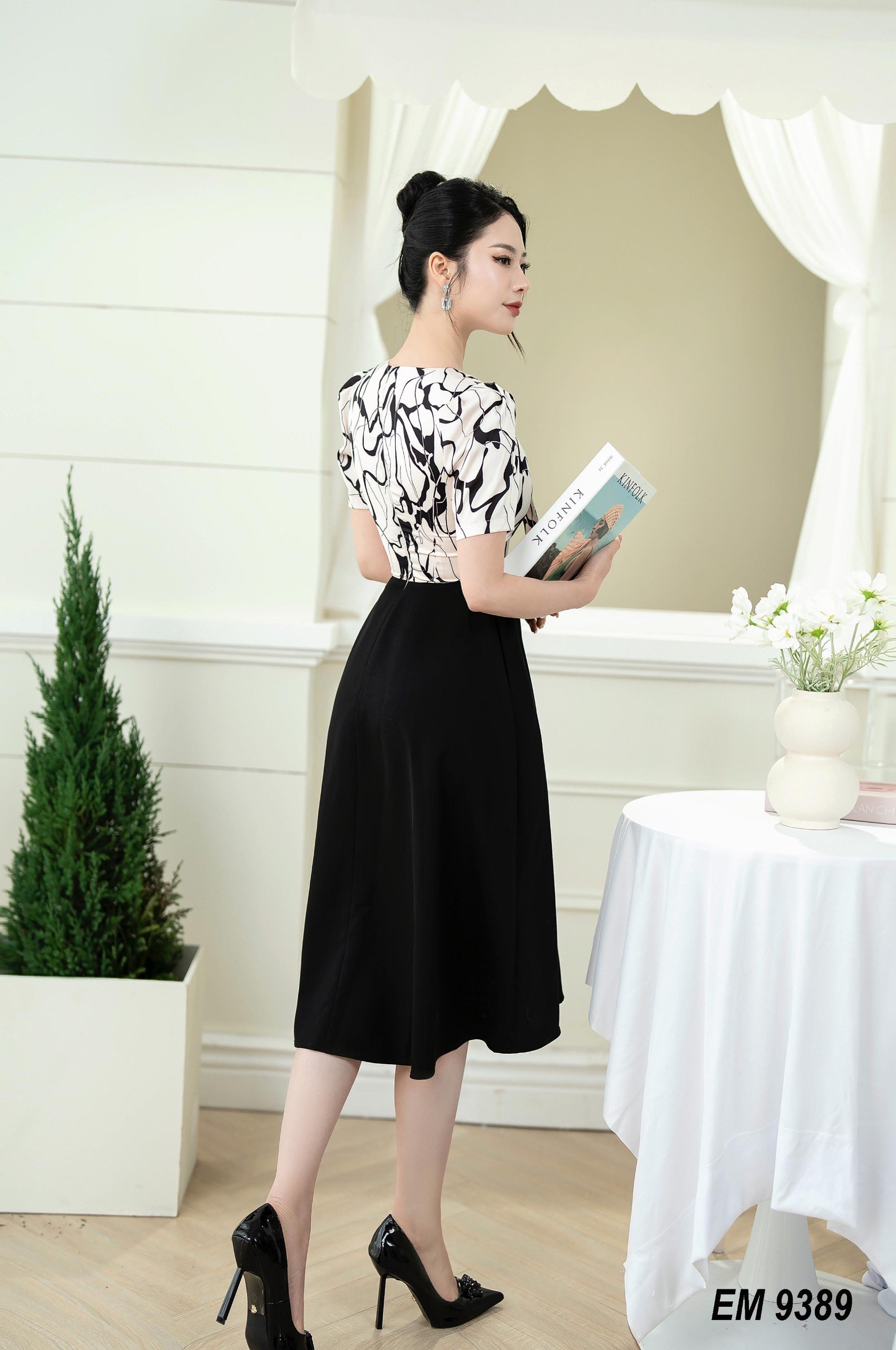 Đầm EMY EM9389 Xoè Phối Trắng Đen