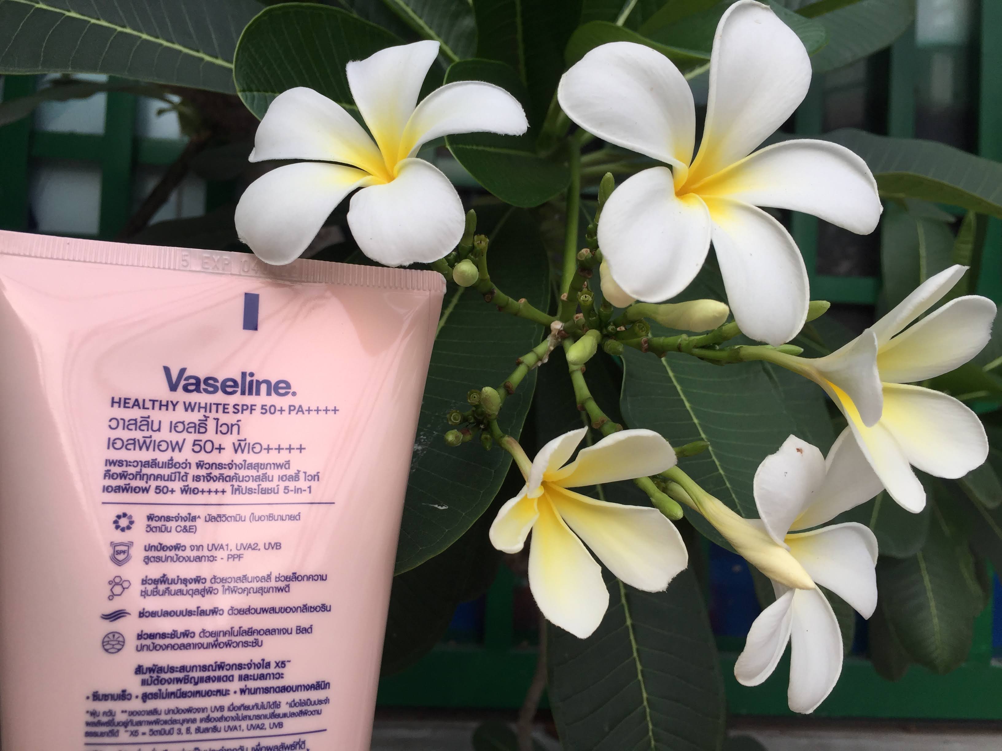 Vaseline Thái Lan 50X dưỡng trắng da body 320 ml