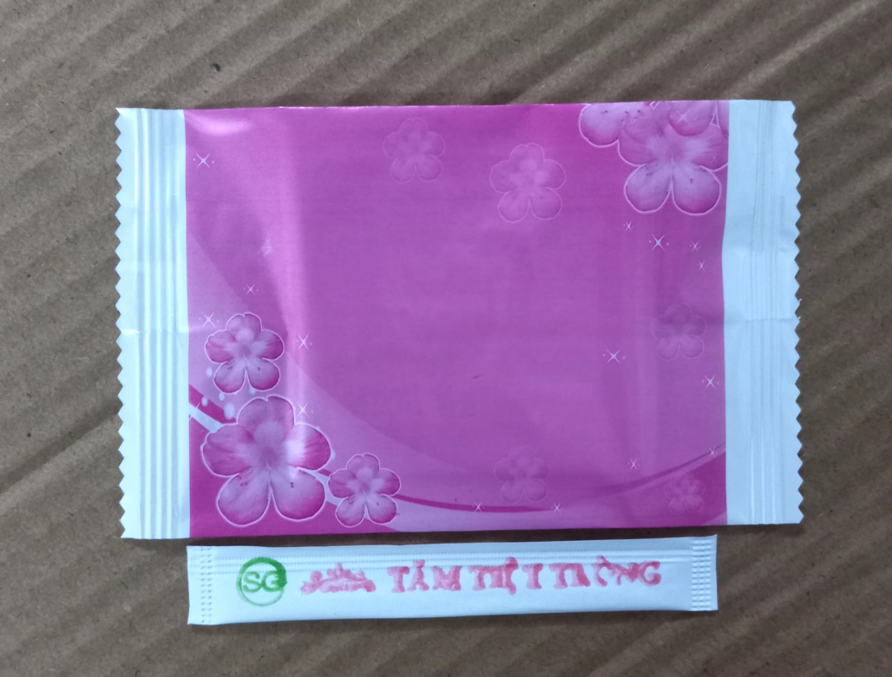 500 cái khăn lạnh mini + tăm tre