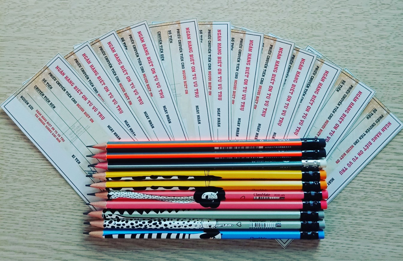 (Combo 24 tấm dùng 1 năm) TẤM SEC NHIỆM MÀU / NGÂN PHIẾU KÌ DIỆU / The Magic Check (Tặng kèm 4 Decal Logo thanh tẩy)