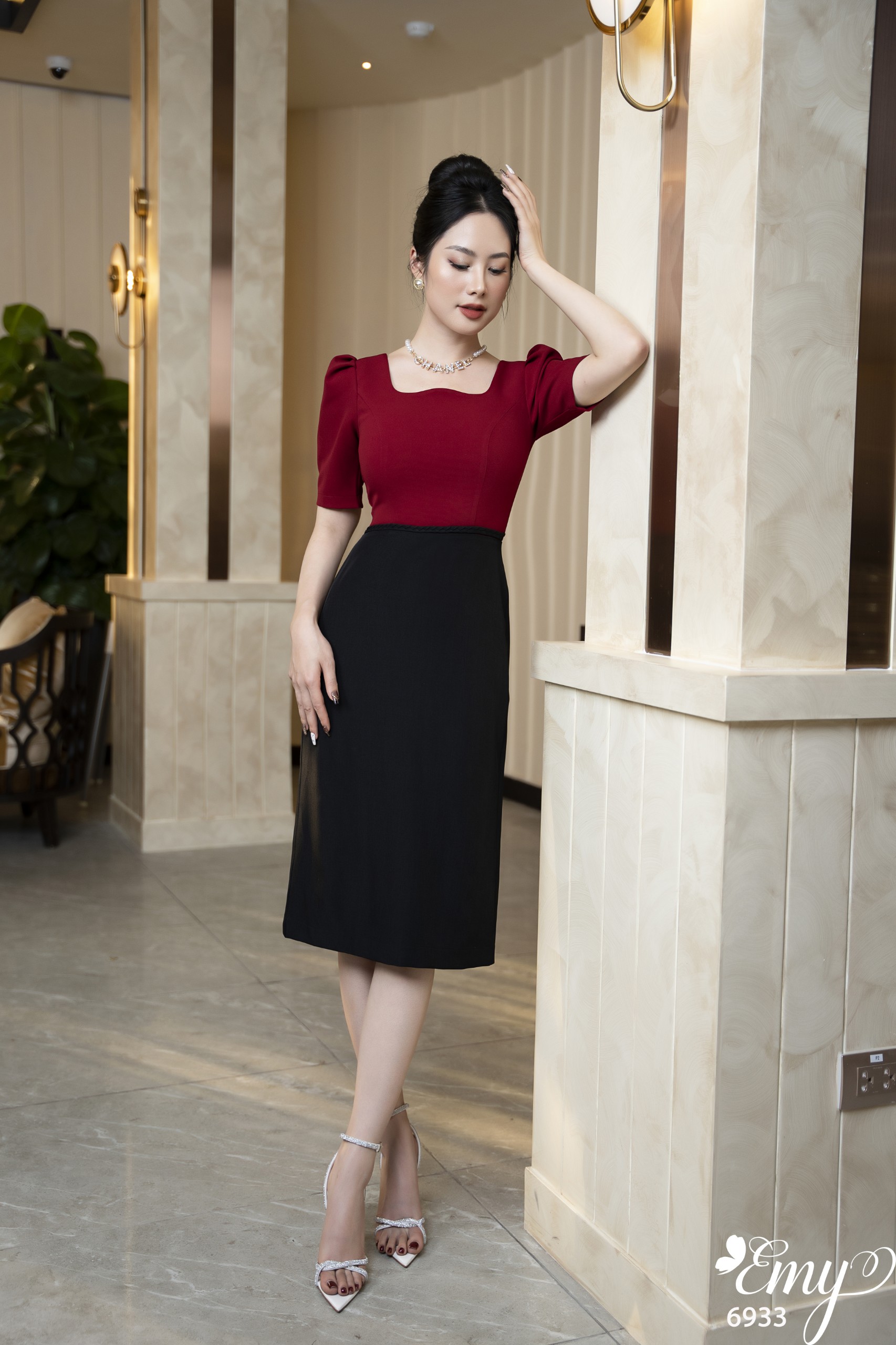 Đầm EMY EM6933  Body Phối Cổ Cách Điệu