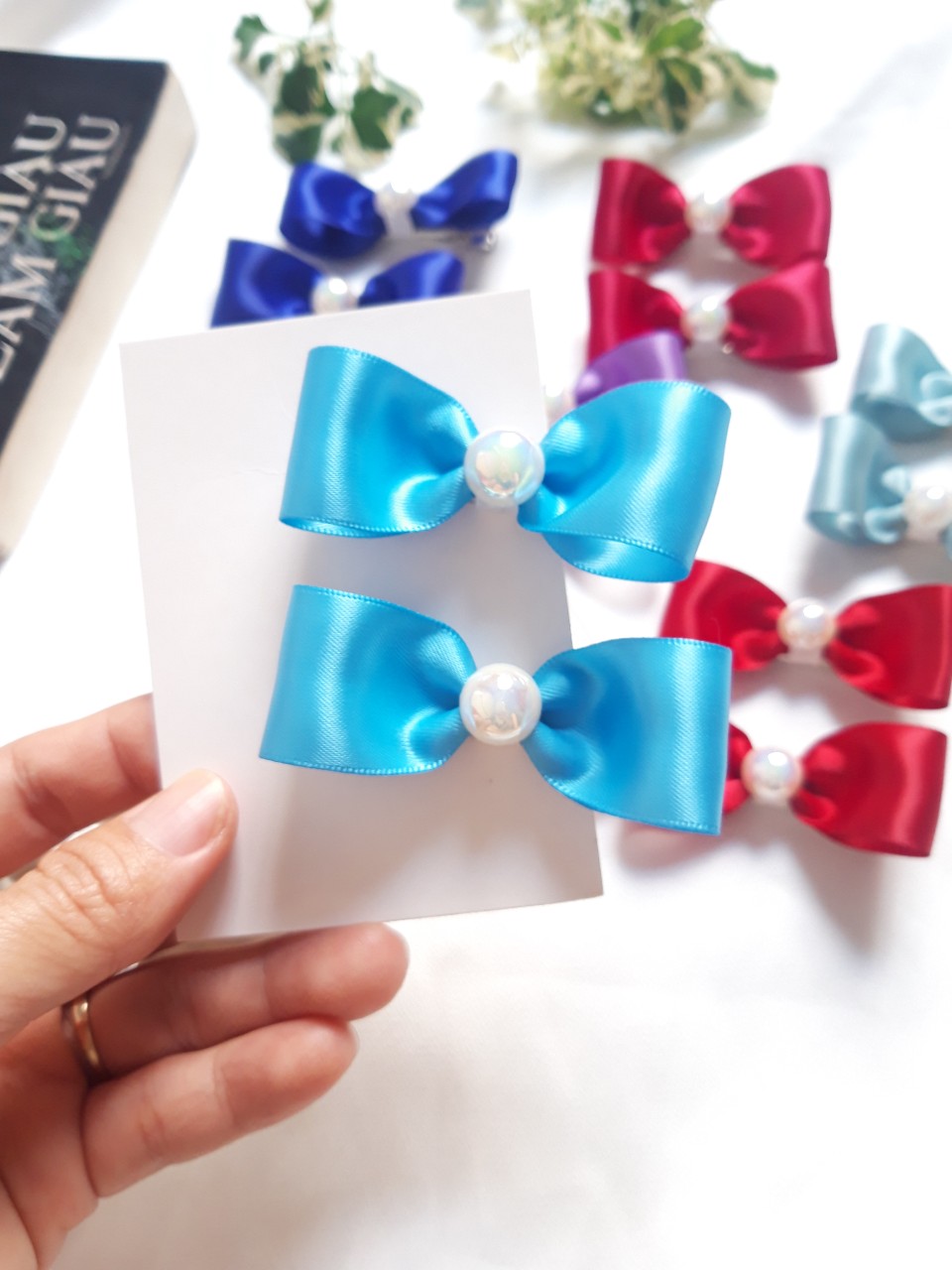Set 2 kẹp tóc nơ ngọc trai cho bé.